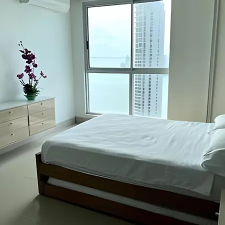 Ocean Majesty, Luxury Haven Close To Walled Apartamento
