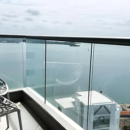 Ocean Majesty, Luxury Haven Close To Walled Apartment *